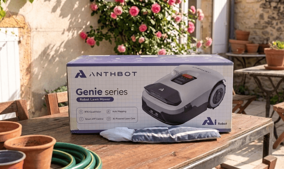 Carton du robot tondeuse ANTHBOT Genie 800 sur une table de jardin